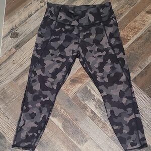 Athleta 7/8 Camo Size Large Leggings w/ pockets